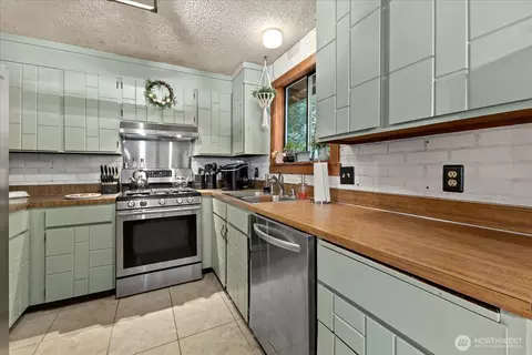 Kitchen - 11719 35th Ave SE, Everett, WA 98208 photo 2 of 2