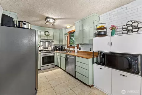 Kitchen - 11719 35th Ave SE, Everett, WA 98208 photo 1 of 2