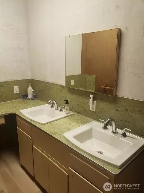 Bath - 2962 Laurel Rd, Longview, WA 98632 photo 2 of 4