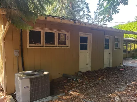 Exterior - 2962 Laurel Rd, Longview, WA 98632 photo 6 of 9