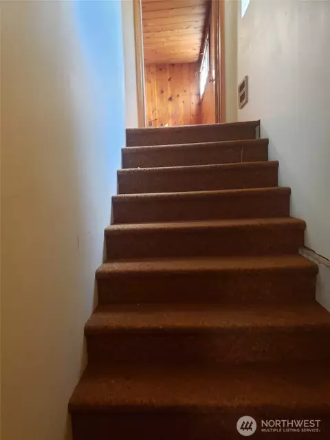 Entry Way - 2962 Laurel Rd, Longview, WA 98632 photo 2 of 2