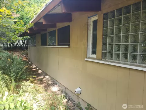 Exterior - 2962 Laurel Rd, Longview, WA 98632 photo 4 of 9