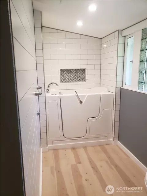Bath - 2962 Laurel Rd, Longview, WA 98632 photo 3 of 4
