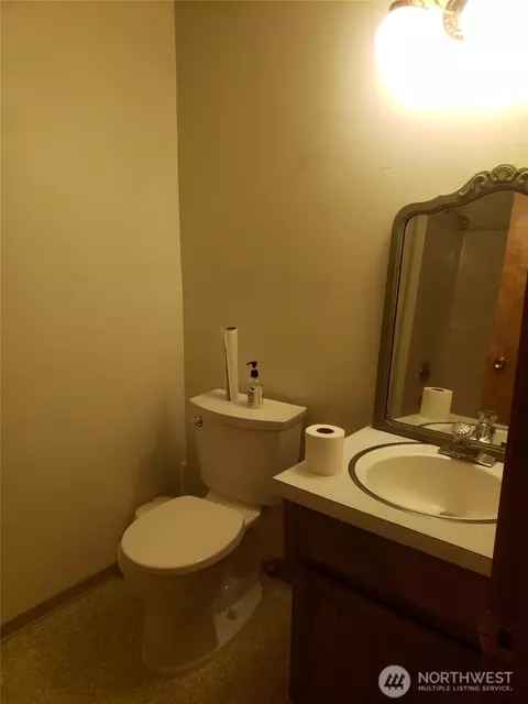 Bath - 2962 Laurel Rd, Longview, WA 98632 photo 1 of 4