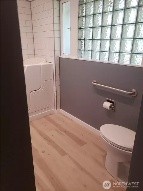 Bath - 2962 Laurel Rd, Longview, WA 98632 photo 4 of 4