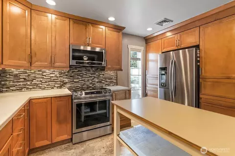 Kitchen - 2818 Maple St, Longview, WA 98632 photo 4 of 4