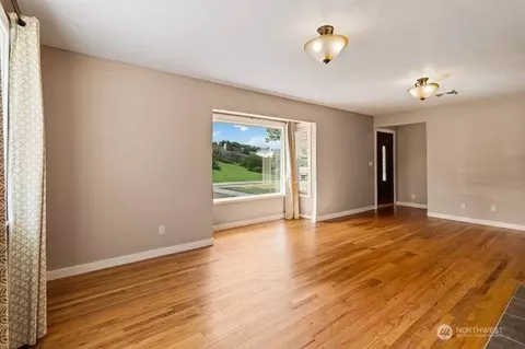 Living - 2818 Maple St, Longview, WA 98632 photo 6 of 6