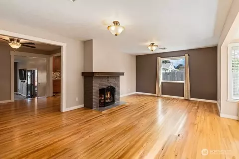 Living - 2818 Maple St, Longview, WA 98632 photo 3 of 6