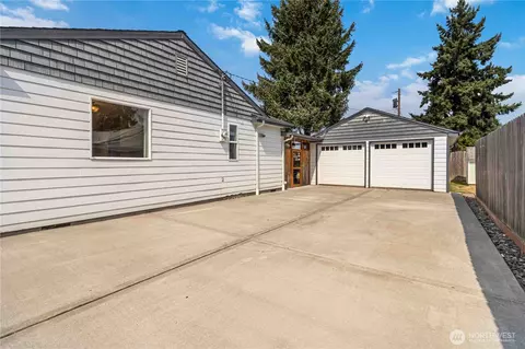 Exterior - 2818 Maple St, Longview, WA 98632 photo 2 of 5