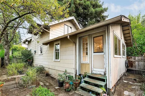 Exterior - 1409 N 39th St, Seattle, WA 98103 photo 2 of 5