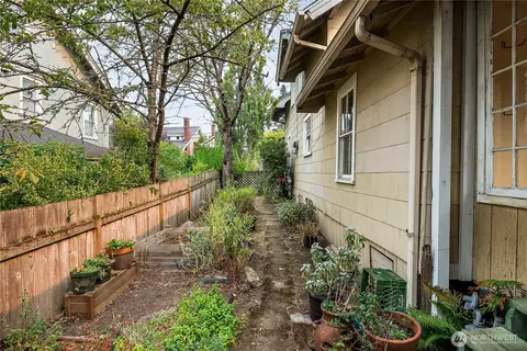 Exterior - 1409 N 39th St, Seattle, WA 98103 photo 4 of 5