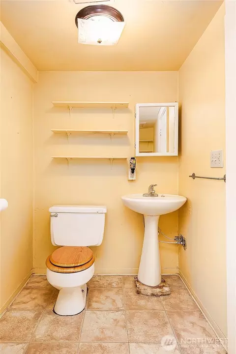 Bath - 1409 N 39th St, Seattle, WA 98103 photo 2 of 2