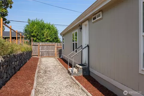 3807 6th St, Bremerton, WA 98312