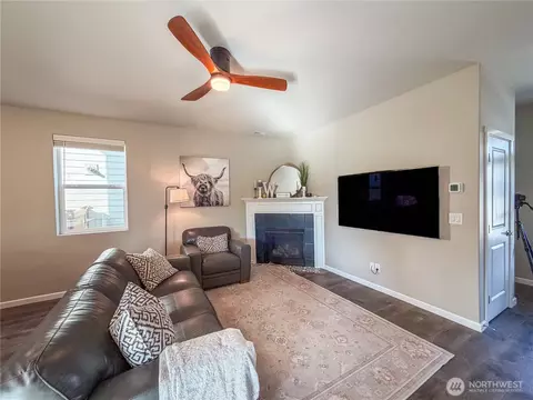 Living - 614 Mount Peak St N, Enumclaw, WA 98022 photo 2 of 2