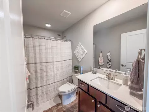 Bath - 614 Mount Peak St N, Enumclaw, WA 98022 photo 2 of 4