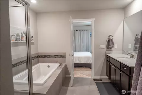 Bath - 614 Mount Peak St N, Enumclaw, WA 98022 photo 4 of 4