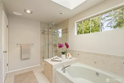Bath - 2015 Mill Pointe Dr SE, Mill Creek, WA 98012 photo 3 of 4