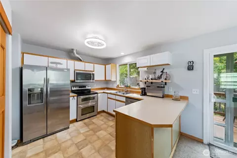 Kitchen - 1122 SW 59th Pl, Everett, WA 98203 photo 1 of 4