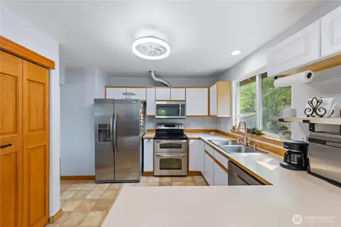 Kitchen - 1122 SW 59th Pl, Everett, WA 98203 photo 4 of 4