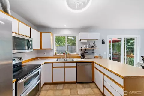 Kitchen - 1122 SW 59th Pl, Everett, WA 98203 photo 3 of 4