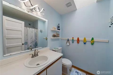 Bath - 1122 SW 59th Pl, Everett, WA 98203 photo 2 of 3