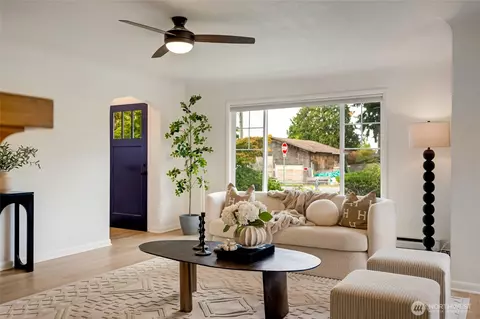 Entry Way - 1010 Park Dr, Everett, WA 98203 photo 1 of 2
