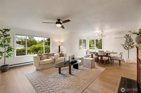 Living - 1010 Park Dr, Everett, WA 98203 photo 2 of 6