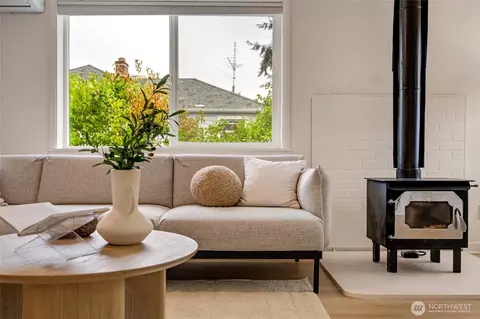 Living - 1010 Park Dr, Everett, WA 98203 photo 6 of 6