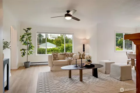 Living - 1010 Park Dr, Everett, WA 98203 photo 3 of 6