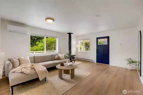Living - 1010 Park Dr, Everett, WA 98203 photo 5 of 6
