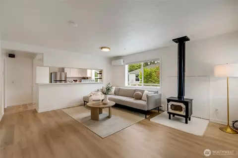Living - 1010 Park Dr, Everett, WA 98203 photo 4 of 6