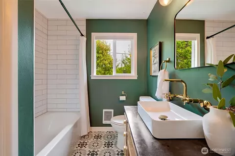 Bath - 1010 Park Dr, Everett, WA 98203 photo 2 of 3