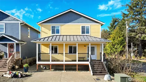 4 Drake Ln, Pacific Beach, WA 98571