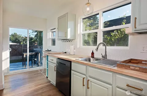 Kitchen - 2711 16th St, Everett, WA 98201 photo 2 of 4