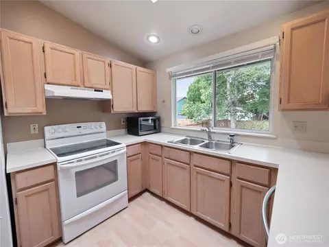 Kitchen - 204 Schmid St, Enumclaw, WA 98022 photo 3 of 4