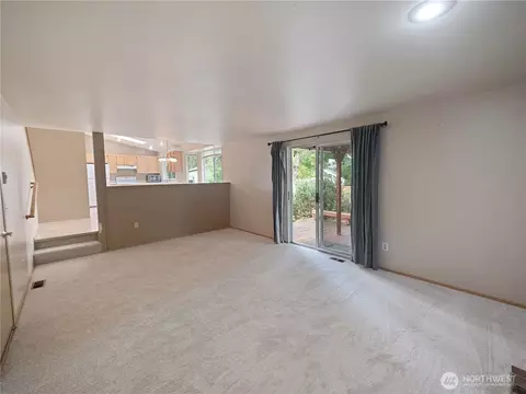 Living - 204 Schmid St, Enumclaw, WA 98022 photo 3 of 4