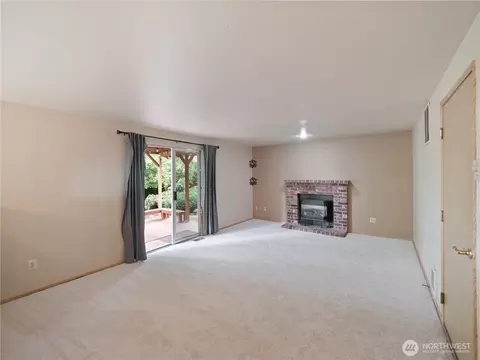 Living - 204 Schmid St, Enumclaw, WA 98022 photo 2 of 4