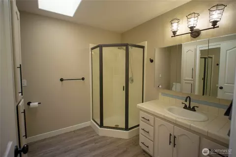 Bath - 71 Le Roux Rd, Sequim, WA 98382 photo 3 of 6