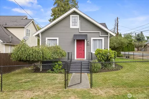 Exterior - 2121 74th St SE, Everett, WA 98203 photo 2 of 10