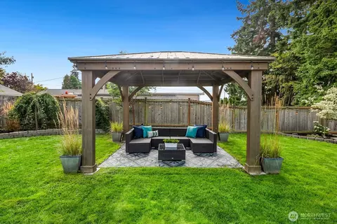 Exterior - 2304 6th Ave, Everett, WA 98201 photo 4 of 9