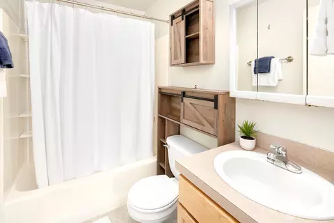 Bath - 2304 6th Ave, Everett, WA 98201 photo 2 of 2