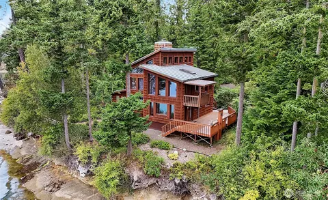 861 Griffith Point Rd, Nordland, WA 98358