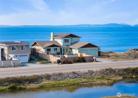 2597 W Beach Rd, Oak Harbor, WA 98277
