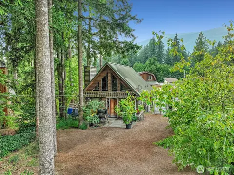 8467 Ivy Ct, Maple Falls, WA 98266