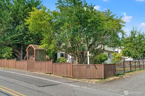 Exterior - 1721 63rd St SE, Everett, WA 98203 photo 2 of 9