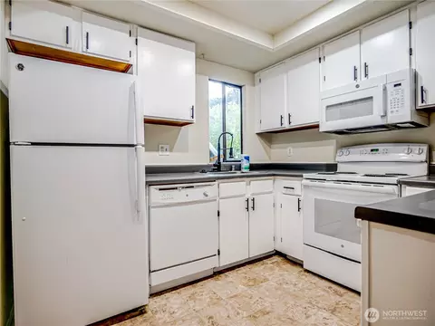 Kitchen - 11201 3rd Ave SE #4A, Everett, WA 98208 photo 1 of 2