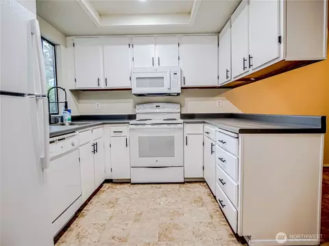 Kitchen - 11201 3rd Ave SE #4A, Everett, WA 98208 photo 2 of 2