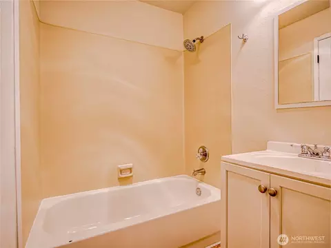 Bath - 11201 3rd Ave SE #4A, Everett, WA 98208 photo 3 of 3