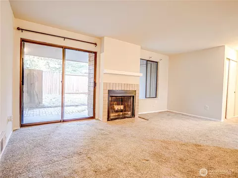 Living - 11201 3rd Ave SE #4A, Everett, WA 98208 photo 4 of 4