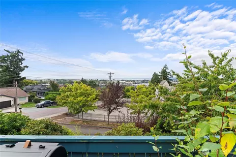 8200 Hennings Dr, Stanwood, WA 98292